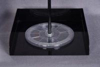 Soporte de exhibición de encimera de acrílico negro para productos de cuidado de la piel facial Diseño compacto Estante de escaparate minorista de belleza de lujo