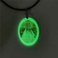 Pendentif Vierge Marie Catholique en Résine Faite à la Main, Bijou Luminescent, Collier Personnalisé, Icône