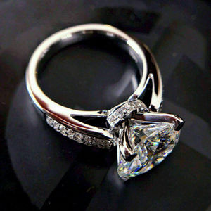 Anello da Donna con Design a Quattro Punte e Zirconia Cubica, Stile Fidanzamento, Gioiello per Proposta di Matrimonio - Product Image 2