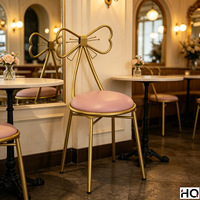 Chaise de coiffeuse moderne avec dossier nœud papillon doré, assise rembourrée en cuir PU blanc, pieds en métal, pour chambre, salon de manucure, salle à manger, café