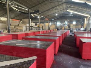 Contreplaqué <span class=keywords><strong>film</strong></span>é phénolique imperméable E1 en peuplier de 18 mm pour système de coffrage de béton, usage hôtelier moderne - Product Image 5