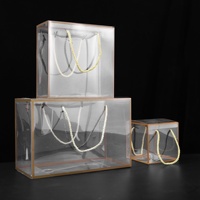 Fabricants chinois CSMD, vente en gros de boîtes d'emballage cadeau en plastique transparent en PET à prix avantageux avec poignée torsadée dorée