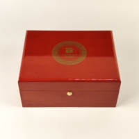 Boîte à parfum en bois haute brillance avec insert en mousse EVA pré-découpée, logo personnalisé, charnière et fermoir métalliques, coffret cadeau de luxe pour parfum, vente en gros pour marques