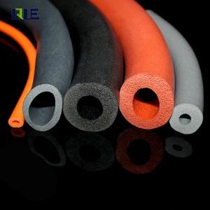 Tube en <span class=keywords><strong>mousse</strong></span> de silicone extrudé sur mesure à cellules fermées, <span class=keywords><strong>tuyau</strong></span> en éponge de silicone pour l'isolation des câbles de batterie de véhicule électrique et des systèmes de stockage d'énergie - Product Image 1