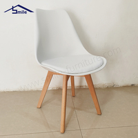 Chaise de salle à manger moderne en plastique PP de style nordique, pieds en bois massif, ergonomique et durable pour restaurant, hôtel, café, bar à domicile