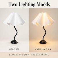 Lampe de table artistique rechargeable pour événements avec abat-jour blanc drapé, support métallique incurvé et interrupteur tactile pour fêtes et traiteurs