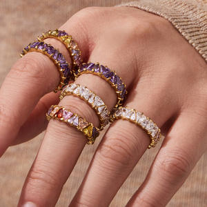 Anillo Triangular N&S Vintage Chapado en Oro de 18K con Incrustaciones de Circonita Cúbica, en Acero Inoxidable, Resistente al Agua y al Deslustre, Disponible en Varios Tamaños, Ideal para Regalo - Product Image 3