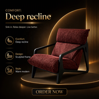 Fauteuil bas sculptural en bois de frêne massif noir mat, avec revêtement en chenille texturée bordeaux, pour l'hôtellerie haut de gamme et les entreprises