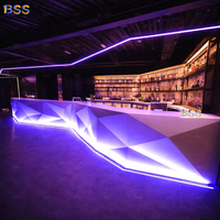 Bar incurvé pour lounge à chicha, comptoir de bar géométrique en surface solide Hanex avec éclairage LED pour restaurant, boîte de nuit, yacht de luxe