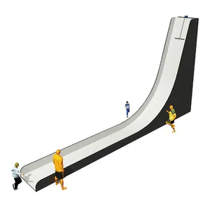 蹦床公园的U形滑梯