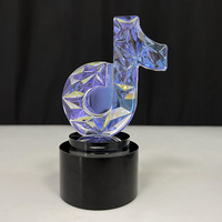 Trophées en cristal de forme TikTok de couleur arc-en-ciel, fabricant en gros, trophée de récompense en cristal personnalisé MH-NJ0796