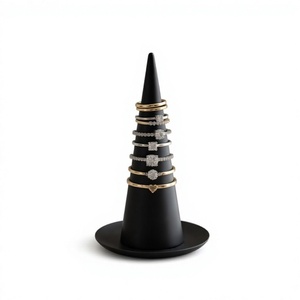Support de présentation en forme de cône noir pour bagues, avec plusieurs bagues de diamants présentées sur des niveaux étagés pour la présentation de bijoux - Product Image 1