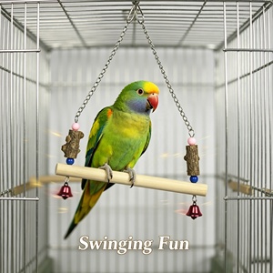 Jouet de perchoir balançoire pour perroquet en bois naturel avec bâtons de croûte d'arbre, perles colorées et clochettes métalliques rouges, jouet suspendu pour l'exercice et le jeu en cage à oiseaux - Product Image 1