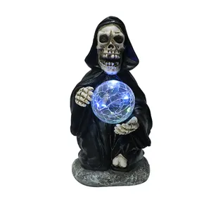 Statues Résine Artisanat La Série Halloween Sorcière Tenant Boule de Crack Lumière LED Figurine Ameublement Article Décoration