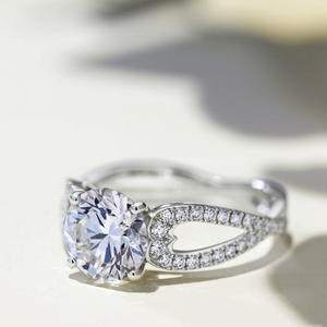 Anillo de Diamantes Q632 en Oro Blanco, Corte Brillante Redondo, Color G Natural, Joyería de Compromiso para Mujer - Product Image 1