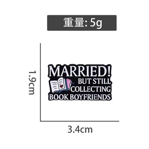 Niedliche Emaille Pin für Romance Book Fans verheiratet, aber von Book Boyfriends Badge Jewelry Wholesale genommen - Product Image 1