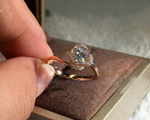 <span class=keywords><strong>Bague</strong></span> <span class=keywords><strong>de</strong></span> fiançailles <span class=keywords><strong>de</strong></span> luxe à 6 griffes en forme <span class=keywords><strong>de</strong></span> <span class=keywords><strong>flocon</strong></span> <span class=keywords><strong>de</strong></span> <span class=keywords><strong>neige</strong></span> pour femme, style diamant, avec zircon cubique taille brillant rond, bijou <span class=keywords><strong>de</strong></span> mariage - Product Image 3