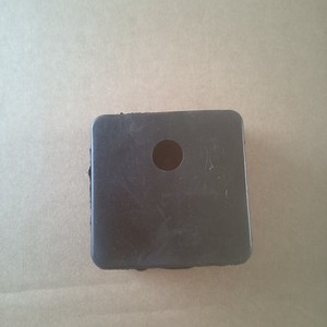 Amortisseur en caoutchouc 6cm x 6cm, épaisseur 2cm, ouverture 1.2cm, patin carré pour l'amortissement des vibrations des machines - Product Image 1