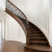 Escalier en colimaçon en bois massif courbé sur mesure, directement de l'usine, avec balustrade en fer forgé pour l'intérieur de la villa