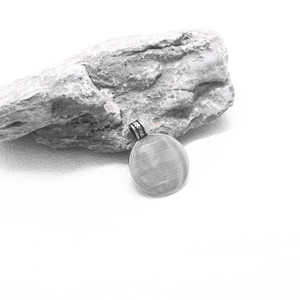 Yunnique Collier unisexe en acier titane avec pendentif épée, design rétro soldat en relief, bijou cadeau - Product Image 3