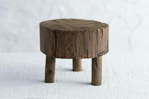 Petit tabouret en <span class=keywords><strong>bois</strong></span> de cèdre massif, support rustique pour plantes fissurées, bords plastique - Product Image 2