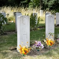 Support floral pour cimetière avec piquet de fixation au sol, vase à fleurs pour tombe, support floral pour pierre tombale, pour décoration de pelouse et de jardin