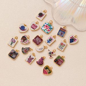 La Paleta Pequeña |   Charm Vintage Pintado a Mano Chapado en Oro de 18K para la Creación de Joyería |   Colgante Artístico en Miniatura con Diseño de Animales y Flores - Product Image 3