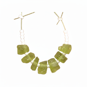 Gema de peridoto Natural en forma irregular, Centro perforado, joyería de piedra verde de piedra Natural, estilo de corte - Product Image 1