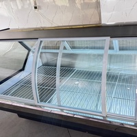 Vitrine réfrigérée pour charcuterie avec portes incurvées en verre (avant et arrière), refroidissement direct pour aliments cuits et viandes fraîches