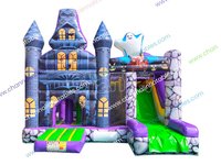 Château gonflable combiné avec toboggan et zone de saut, thème fraise, parcours d'obstacles gonflable