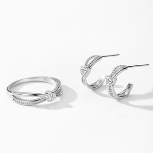 Un delicado conjunto de joyas en forma de corazón, elaborado en plata de ley S925, con un diseño dulce y único para un toque de ceremonia. - Product Image 4