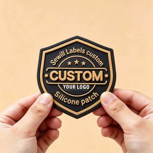 Étiquettes en silicone écologiques de qualité supérieure, étiquettes personnalisées à haute adhérence pour la marque de vêtements et de sacs - Product Image 1