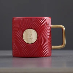 <span class=keywords><strong>Tazas</strong></span> <span class=keywords><strong>de</strong></span> cerámica con platos <span class=keywords><strong>de</strong></span> cobre en relieve, <span class=keywords><strong>tazas</strong></span> <span class=keywords><strong>de</strong></span> café para parejas, regalos personalizados con mango dorado y sello <span class=keywords><strong>de</strong></span> logotipo personalizado - Product Image 1