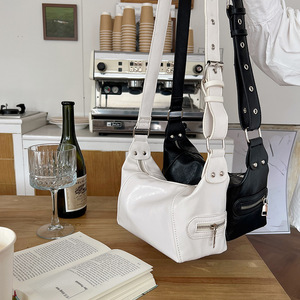 Bolso de hombro estilo punk para motocicleta, negro y blanco, con cierre de cremallera, antirrobo, bolso cruzado de moda para mujer, uso diario - Product Image 1