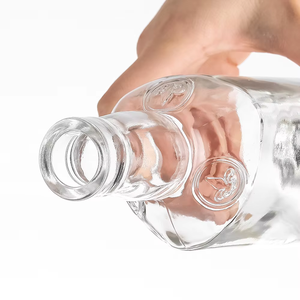 Petites bouteilles rondes en verre flint pour boissons alcoolisées et jus, avec logo personnalisé et boîte - Product Image 4