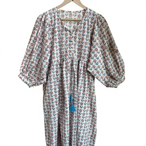 Robe en coton blanc à fleurs avec manches bouffantes, col à nœud, coupe décontractée, style féminin, idéale pour l'été et le quotidien. - Product Image 1