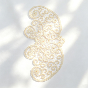 Encaje Cluny en tono tierra neutro para decoración suave de apartamentos modernos y estilo sencillo que combina con el ambiente. - Product Image 3