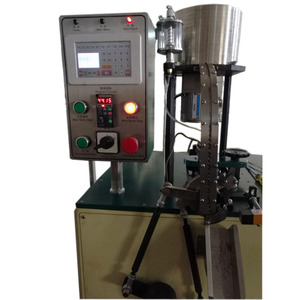 Machine automatique pour l'insertion, la coupe et le sertissage de supports métalliques pour mèches de bougies en coton ciré - Product Image 6