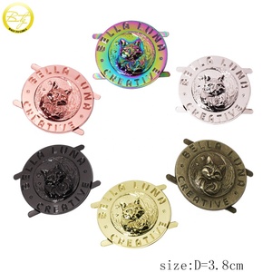 Sacs ronds de luxe personnalisés avec logos, sac à dos de plusieurs couleurs, quincaillerie, valise en alliage avec plaque signalétique en métal, étiquettes de marque en métal pour chapeaux - Product Image 2