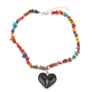 Collier bohème coloré en pierres naturelles concassées avec grand pendentif cœur en verre rouge, chaîne de clavicule tendance pour femme - Product Image 5