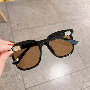 Gafas de Sol Qianai con Marco Cuadrado, Lentes Color Negro Champán, Protección UV400, Unisex, Tipo 3 - Product Image 4