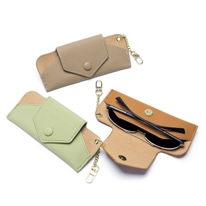 Estuche para Gafas de Sol de Cuero Genuino con Diseño Ultrafino, Correa de Cadena Portátil y Cierre de Botón a Presión - Product Image 1