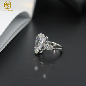 Bague de mariage classique à trois pierres, taille poire, or 18 carats, support personnalisé, diamant de laboratoire de haute qualité couleur D certifié IGI - Product Image 2