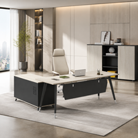 Scrivania Direzionale Moderna a L con Finitura Effetto Legno, Tavolo per Manager con Cassetti e Mobile Laterale per Progetti d'Ufficio