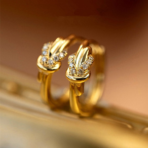 Pendientes de Aro Pomellato en Oro con Diamantes Engastados en Canal, Joyería Clásica para Uso Diario de Mujer - Product Image 4