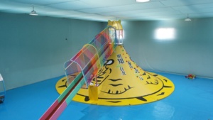 Sân chơi trượt bằng gỗ trượt trong nhà đường cong tùy chỉnh màu sắc Inflatable núi lửa cầu vồng núi lửa thể thao gỗ trong nhà trượt chơi - Product Image 3