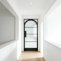 Puerta de Acero Residencial con Diseño de Rejilla Arqueada y Parte Superior Redonda