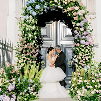 Gapura Bunga Persegi Elegan Modern Berkualitas Tinggi dengan Mawar Hydrangea Buatan Warna Pink Biru Ungu untuk Pesta Pernikahan di Luar Ruangan