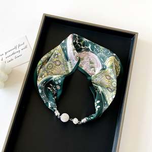 Pañuelo de Seda Chifón Magnético Versátil de Moda al por Mayor para Mujer, Pañuelo con Estampado de Mariposa Verde en Venta YKH0097 - Product Image 5