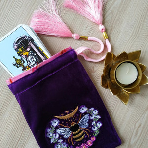 Vente en gros violet petite abeille cordon tarot sac velours cordon cadeau sac violet - Product Image 5